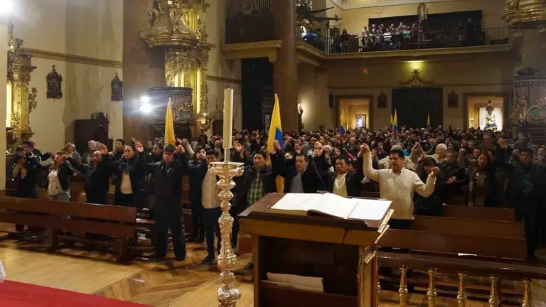Misa de la comunidad ecuatoriana de Peralta en solidaridad con sus compatriotas víctimas del terremoto.