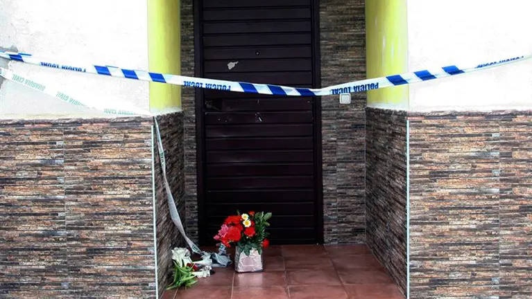 Flores depositadas en la puerta de la casa donde residía la mujer y donde fue hallado el cuerpo. EP