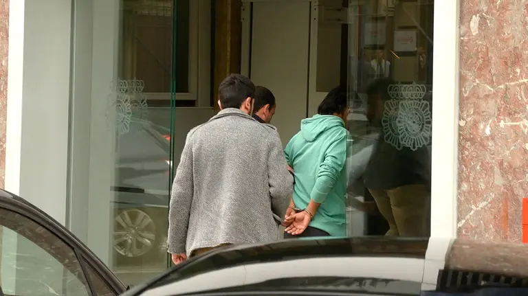Varios detenidos entrando en comisaría. ARCHIVO.