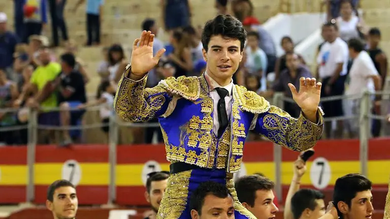 El novillero navarro Toñete, en una de sus anteriores salidas a hombros
