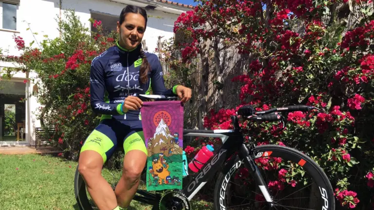 María Pujol con Buff Nepal. (Kukuxumusu).