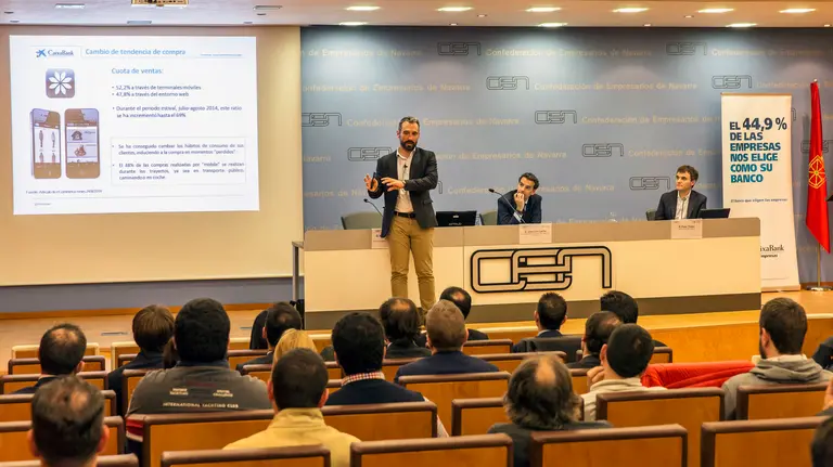 Melchor de Palau i Rovira, manager de desarrollo de negocio de comercio electrónico de Commercia Global Payments; José Luis Larríu Chueca, director de Banca de Empresas de CaixaBank en Navarra; y Patxi Tirapu Itúrbide, gerente de SEUR en Pamplona