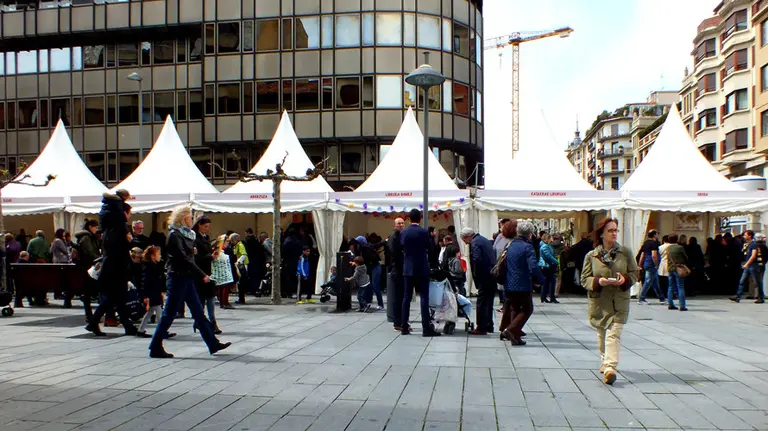 La tradicional feria del Día del Libro en Pamplona. S. REDíN (2)