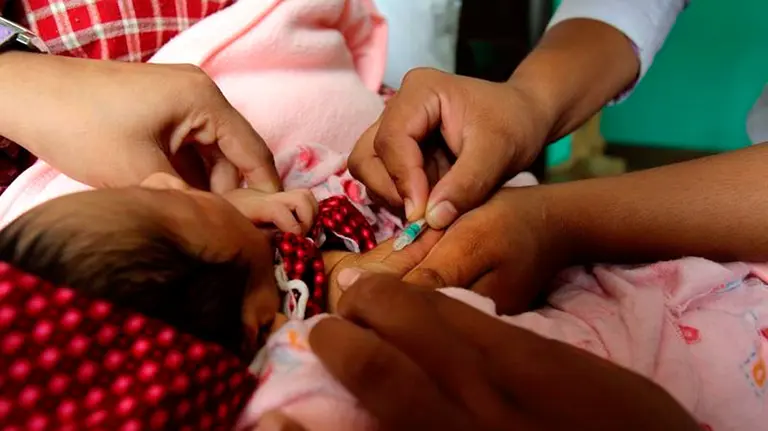 Vacunación de un bebé. EP