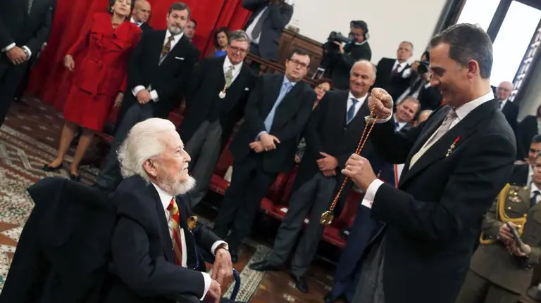 El rey Felipe VI hace entrega al escritor mexicano Fernando del Paso del máximo galardón de las letras en castellano.