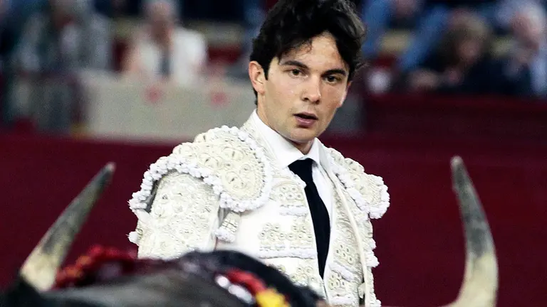 GRA560. ZARAGOZA, 23/04/2016.- El diestro Juan del Alamo torea al segundo de su lote, de la ganadería Antonio López Gibajas, durante la corrida de Feria de San Jorge celebrada hoy en la plaza de toros de Zaragoza y en la que ha compartido cartel con los diestros Joselito Adame y Jiménez Fortes. EFE/Javier Cebollada
