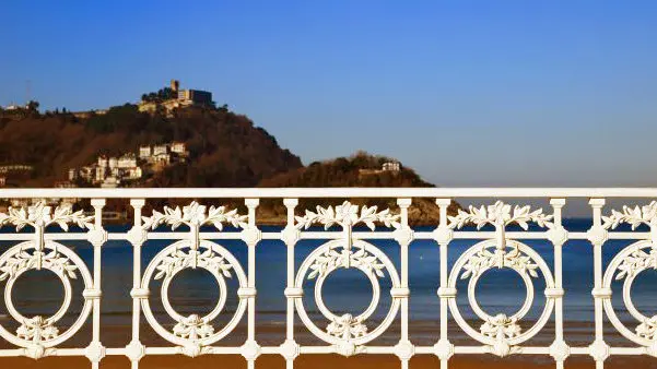 La barandilla de la playa de La Concha, San Sebastián.