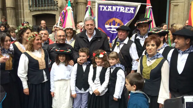El Ayuntamiento de Pamplona recibe a la comitiva de la Chantrea con motivo del día del 'Barrio de la Txantrea'.
