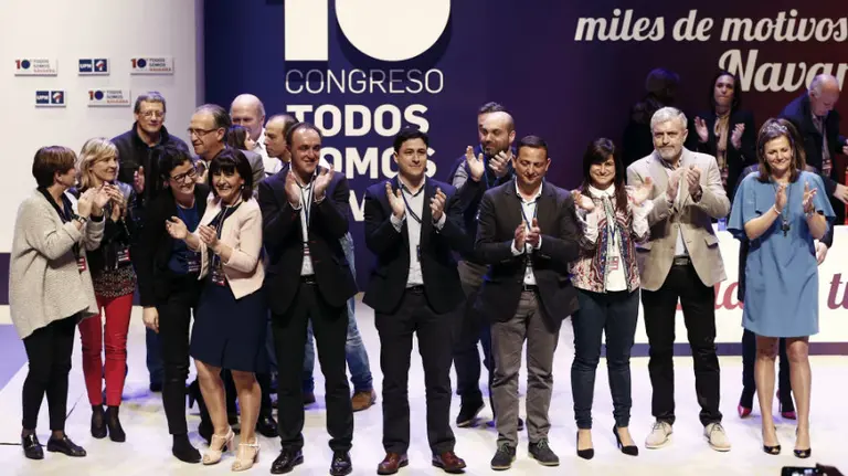 Esparza, Arizcuren e Ibáñez saludan junto al resto de la nueva Ejecutiva de UPN. EFE. JESÚS DIGES.