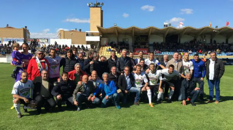 Homenaje del Tudelano al equipo que ascendió en 1991 a segunda B. Twitter.
