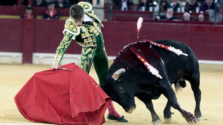 GRA478. ZARAGOZA.- 24/04/2016.- El matador de toros Manuel Escribano en la faena al sexto de la tarde, de Los Maños, durante la corrida concurso de ganaderías de la feria de San Jorge celebrada hoy en la plaza de toros de Zaragoza y en la que ha compartido cartel con Luis Antonio Gaspar &#34;Paulita&#34; y Rafaelillo. EFE/Javier Cebollada