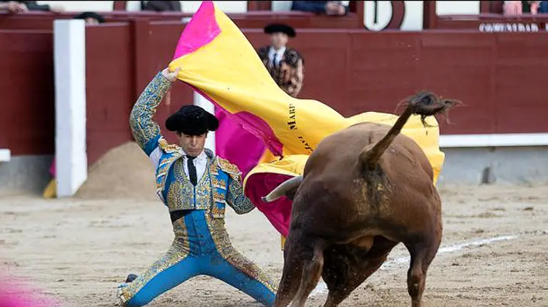 Javier Marín en un lance con el capote en Las Ventas.