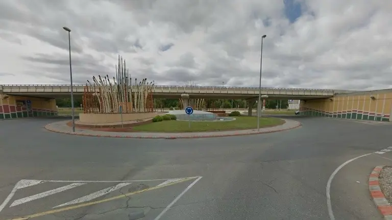Rotonda de acceso a la empresa Defontaine, en Viana.