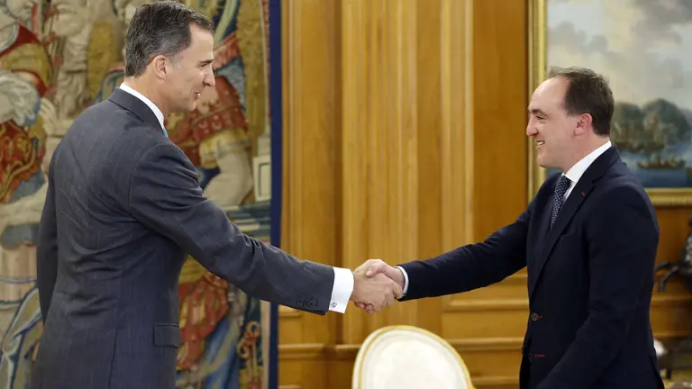 GRA189. MADRID, 25/04/2016.- El rey Felipe VI ha recibido hoy en el Palacio de la Zarzuela al recién reelegido presidente de UPN, Javier Esparza (d), en su tercera ronda de consultas con los representantes parlamentarios para conocer su opinión sobre el actual escenario político antes de decidir si se convocan nuevas elecciones. EFE/Angel Díaz ***POOL***