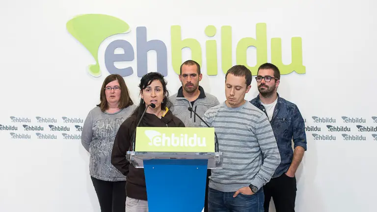Alcaldes y concejales de EH Bildu durante rueda de prensa. PABLO LASAOSA 2