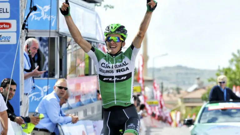 Pello Bilbao entra en la meta levantando los brazos. Foto Caja Rural team.