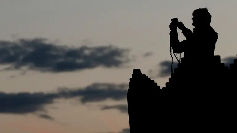 Una persona toma imágenes del aterdecer en Pamplona. Efe