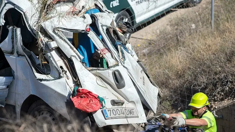 Cinco muertos y tres heridos al caer una furgoneta por un puente en Murcia. EFE