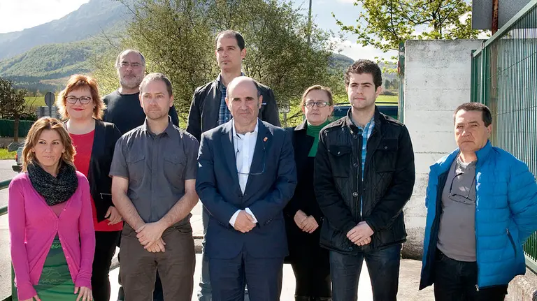 Representantes municipales de la zona han asistido al acto de firma.