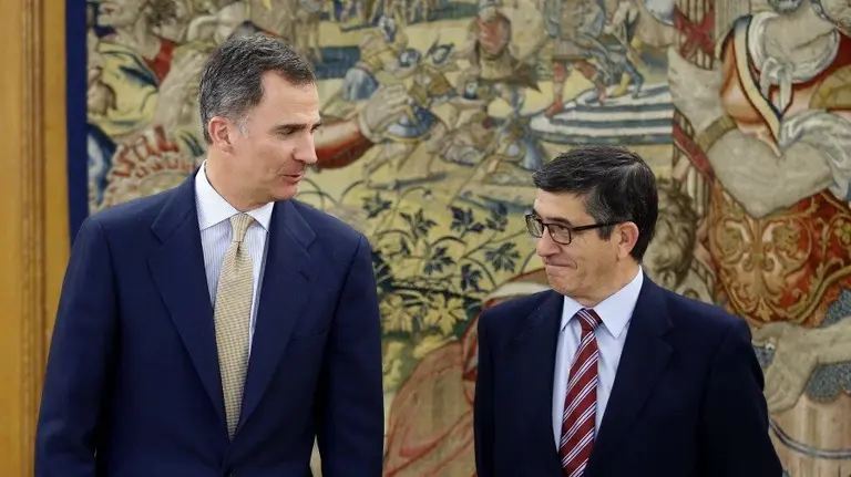 El rey Felipe VI junto al presidente del Congreso de los Diputados, Patxi López. EFE. ÁNGEL DÍAZ