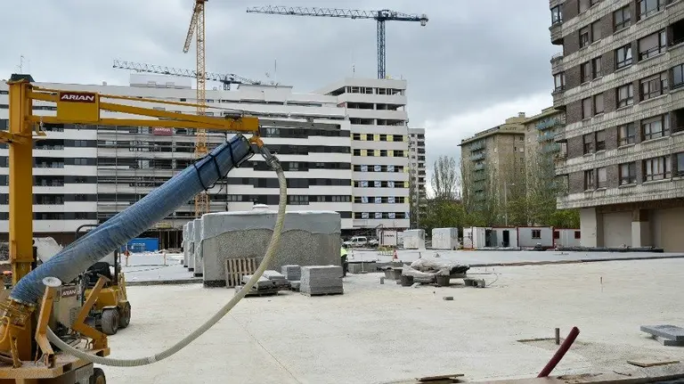 Nueva plaza central de Iturrama nuevo, todavía en obras. PABLO LASAOSA