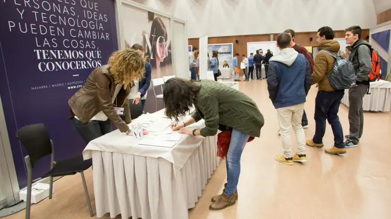 Una imagen de estudiantes ante los estands de una de las empresas.