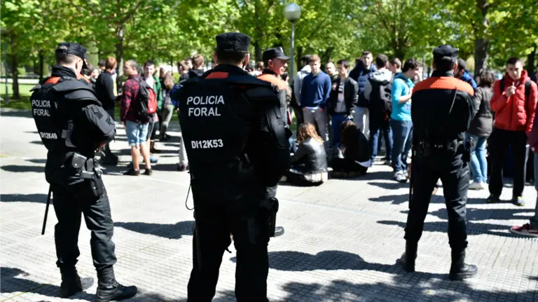 Policía Foral frente a los alumnos de la UPNA durante esta mañana de jueves. PABLO LASAOSA