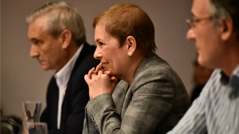 La presidenta de Navarra, Uxue Barkos, durante la comparecencia. PABLO LASAOSA