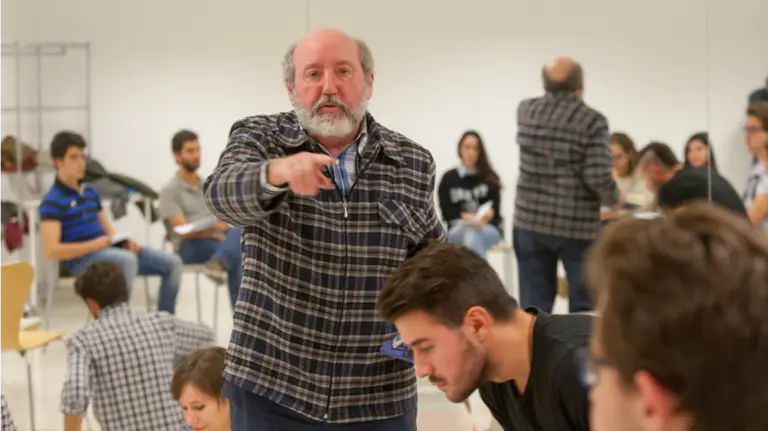 Ignacio Aranguren, impartiendo una de sus clases. 