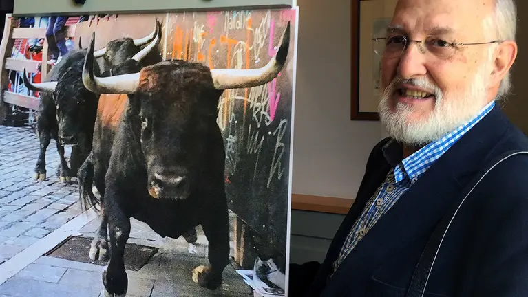 Pío Guerendiáin, junto al cartel que anunciará la Feria del Toro de 2016