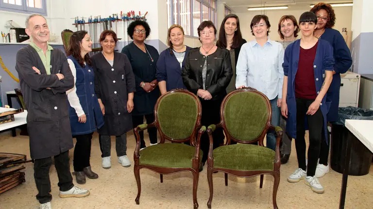 María José Beaumont y Edurne Eguino con los trabajaores de Tapicería.