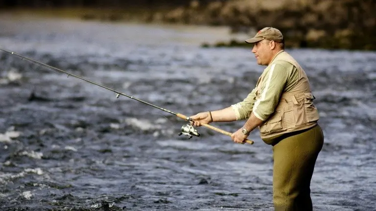 Un pescador de truchas. EFE