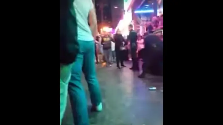 Agresión a tres policías nacionales en una zona de discotecas de Benidorm.