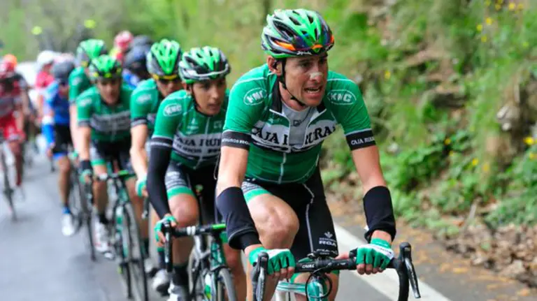 El Caja Rural- RGA tirando del pelotón. Twitter Caja Rural.