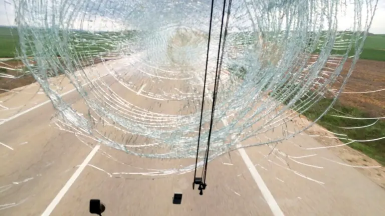 Cristal roto de un autobús de aficionados de Osasuna camino de Alcorcón. (Twitter).