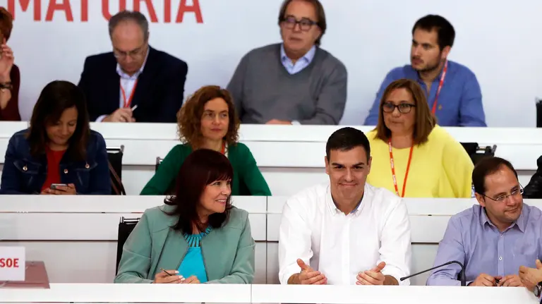 GRA031. MADRID, 30/04/2016.- El secretario general del PSOE, Pedro Sánchez (c), junto al secretario de Organización, César Luena (d), y la presidenta del partido, Micaela Navarro (i), durante la reunión extraordinaria del Comité Federal del PSOE, donde se someterá a ratificación la propuesta de modificación del Reglamento Federal de Primarias y se aprobarán las Bases reguladoras de las elecciones primarias a la Presidencia del Gobierno de España. EFE/Juan Carlos Hidalgo