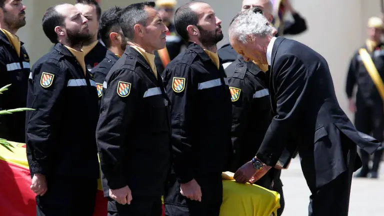 Morenés impone la condecoración sobre el féretro de Víctor Martín Rebollo que murió al caer por un barranco durante la búsqueda del montañero desaparecido en el valle de Bujaruelo.