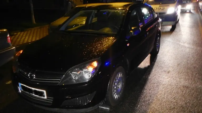 El coche que produjo el atropello en la calle San Cristobal cruce con Berriosuso.