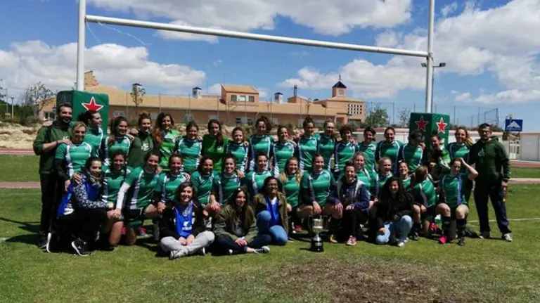 Jugadoras del Inef Barcelona posan con su trofeo. Cedida.