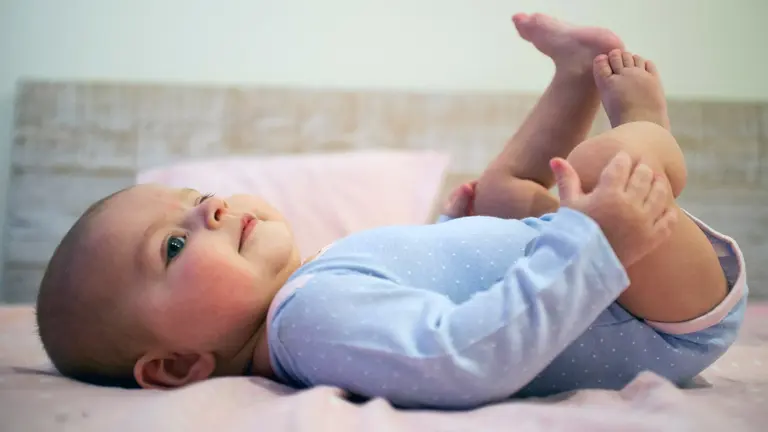 Un bebé al que han cambiado el pañal