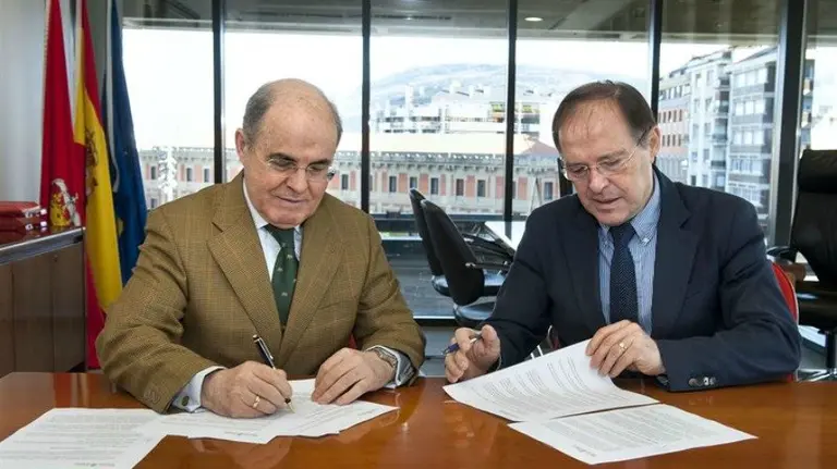 El director general de Salud, Luis Gabilondo, y el presidente de AECC en Navarra, Francisco Arasanz.