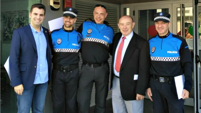 El alcalde de Zizur Mayor, Jon Gondán; los agentes distinguidos; y Jesús Olave.