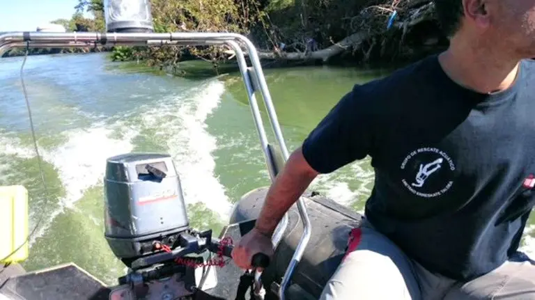 Bomberos del Grupo de Rescate Acuático (GRA) rastrean el río Ebro a su paso por Viana.