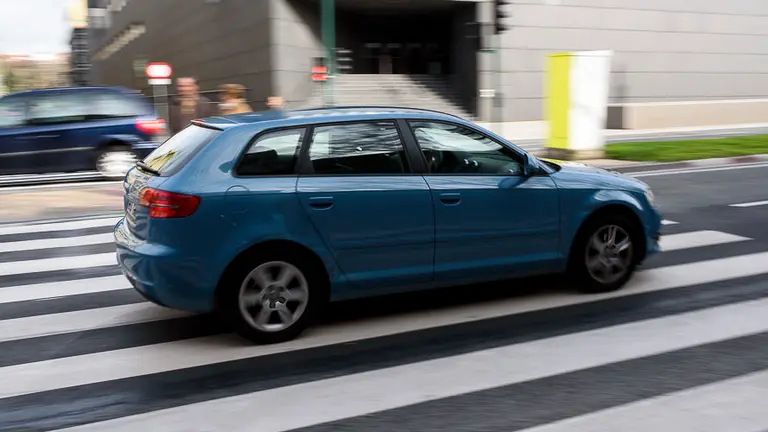 Un coche circula por la carretera. PABLO LASAOSA