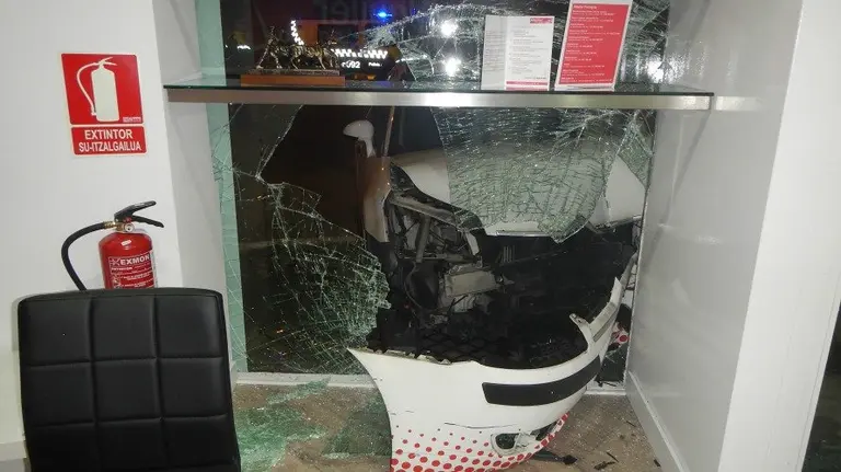 Estado que presentaba esta madrugada el veh&iacute;culo estampado contra un establecimiento en Pamplona.