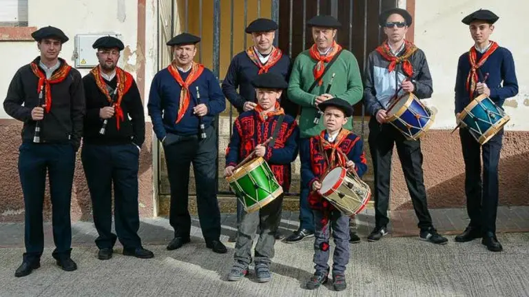 Parte del grupo de gaiteros Gaztelu de Larraga después de una de sus actuaciones.