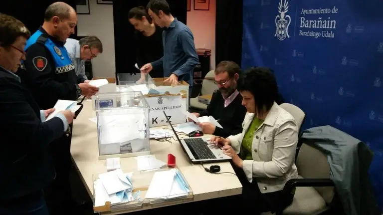 Momento actual del recuento de votos que se está celebrando en Barañáin con motivo del sí o el no a las vaquillas.