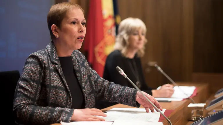 Uxue Barkos junto a Ana Ollo en rueda de prensa. PABLO LASAOSA 2