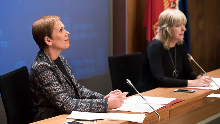 Uxue Barkos junto a Ana Ollo en rueda de prensa. PABLO LASAOSA