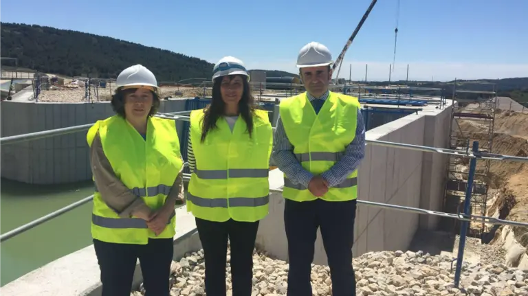 El consejero Ayerdi y la consejera Elizalde con la presidenta Ardiles en el centro.